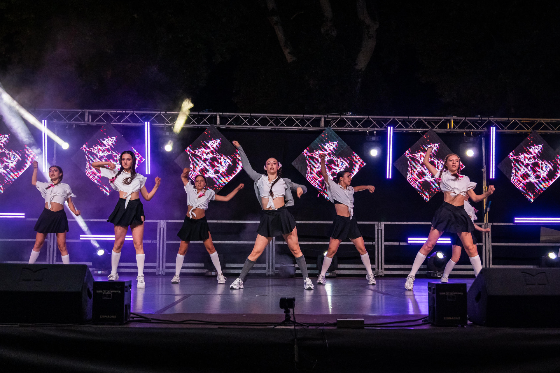 Allieve del corso hip hop in gara con le divise della scuola a Fiorenzuola