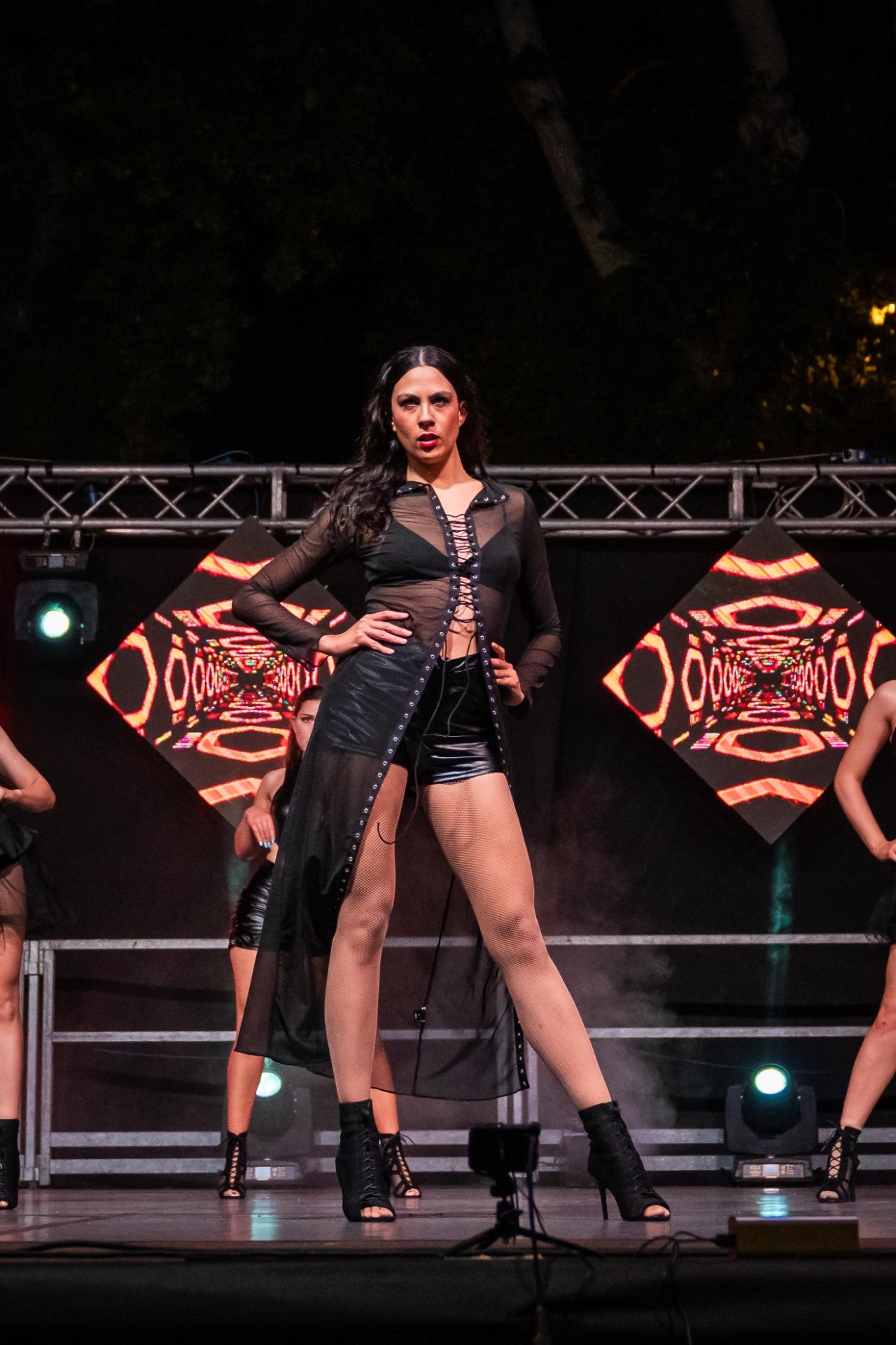 Corso heels: ballerina in posa sul palco