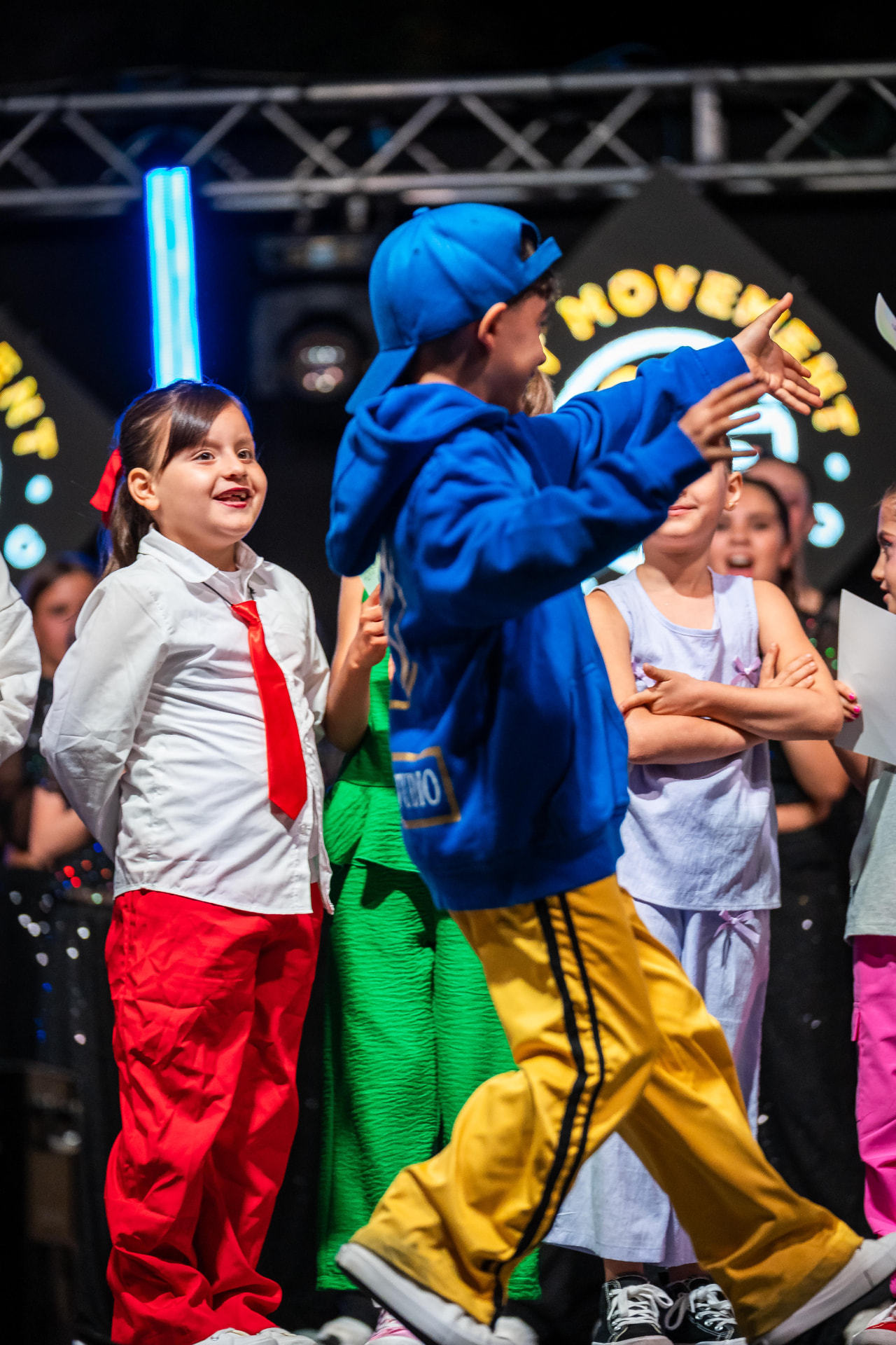 Corso hip hop young: ragazzi in posa dinamica in sala prova