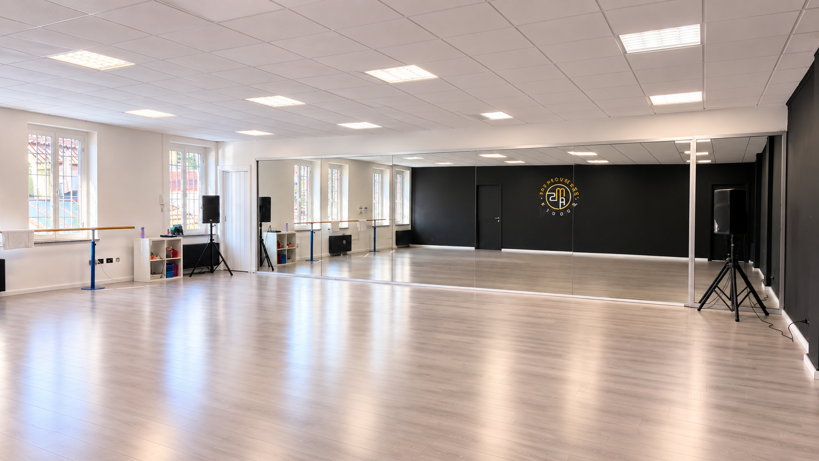 Sala Black di Art Movement Studio, ampia sala danza con parete a specchio
